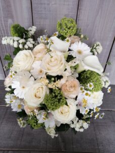 白色系の花材で作成したアレンジメント＠港区