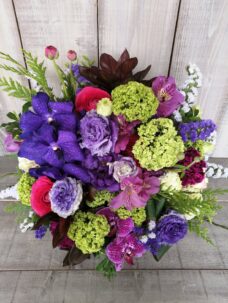 濃い色合いで大人っぽく作成した誕生日御祝いのアレンジメント＠渋谷区