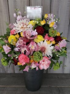 季節の花材を使用したアレンジメント＠都内