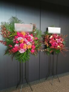 神田スクエアホールにお届けしたスタンド花・ロビー花
