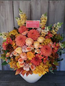 港区赤坂にお届けしたオレンジ色系のアレンジメント