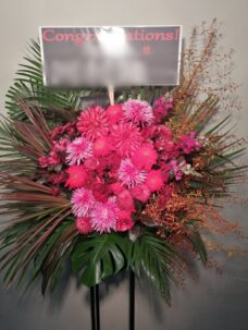 ロックバンド宛の赤色系スタンド花