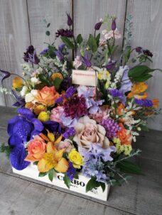 港区麻布のレストラン開店御祝いにお届けしたボックスフラワー