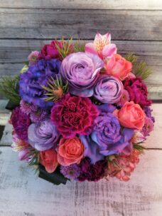 ラウンドスタイル（四方見）のアレンジメントフラワー