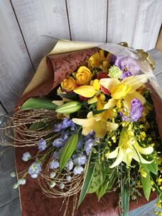 結婚発表御祝いの金色系の花束