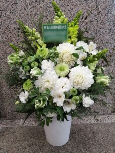 港区東麻布にお届けの白と緑のアレンジメント