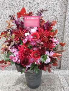 背の高い、赤のアレンジメントフラワー