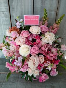 新宿区上落合にお届けした誕生日御祝いのアレンジメント