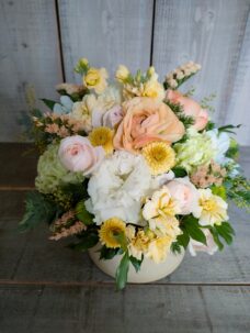 台東区にお届けした淡い色のアレンジメント