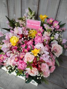 ライブ開催御祝のボックスフラワーアレンジメント