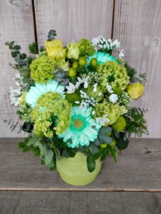 緑色のアレンジメント。三軒茶屋にお届け。