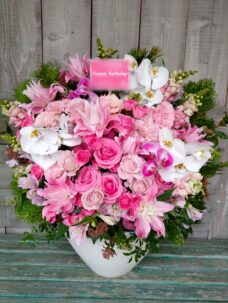 台東区上野にお届けした誕生日御祝いのピンクのアレンジメント　