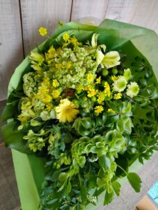 ドラマクランクアップ用の緑の花束