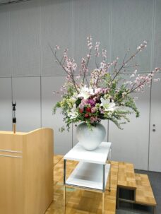 品川区にお届けした入社式の壇上装花