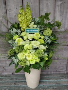 渋谷区猿楽町へお届けの10周年御祝いのアレンジメントフラワー