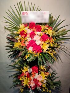 草月ホールの公演にお届けした2段スタンド花