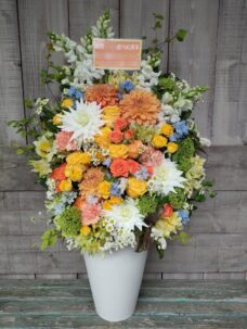 千代田区神田神保町にお届けした創刊40周年御祝いのアレンジメントフラワー