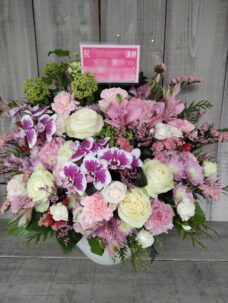 品川区大井町にお届けした優勝御祝いのアレンジメントフラワー