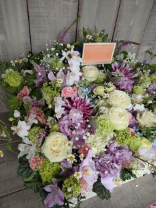 豊洲pitの楽屋にお届けしたファンミーティング催御祝いのボックスフラワーアレンジメント