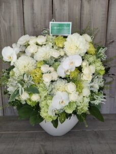 麻布十番のクリニックにお届けした周年御祝いのフラワーアレンジメント