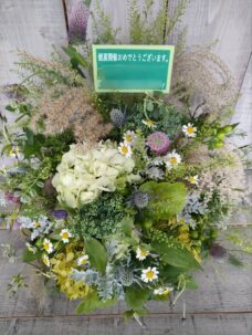 Gallery Dalstonにお届けした個展開催御祝いのフラワーアレンジメント