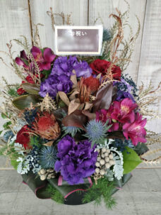 高松シンボルタワー･ホールにお届けした個展開催御祝いのアレンジメントフラワー