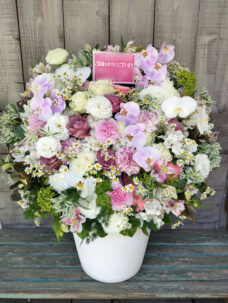 結婚発表御祝いで渋谷区にお届けしたアレンジメントフラワー