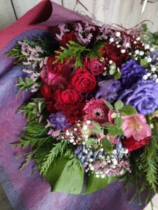 世田谷区下馬にお届けした濃い色合いの花束