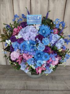 住友不動産六本木通ビルにお届けした優勝御祝いの青色系のフラワーアレンジメント