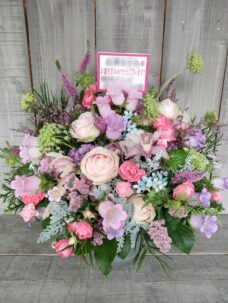 千代田区有楽町にお届けした誕生日御祝いのフラワーアレンジメント