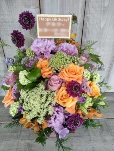 南青山の芸能事務所にお届けした誕生日御祝いのアレンジメント