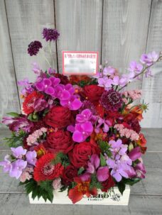 カンヌ受賞御祝いにお届けしたボックスフラワーアレンジメント