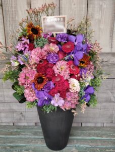 横浜のbarの30周年御祝いにお届けしたアレンジメントフラワー