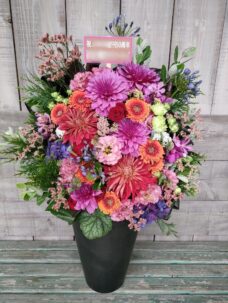 中央区京橋の出版社にお届けした創刊50周年御祝いのアレンジメントフラワー