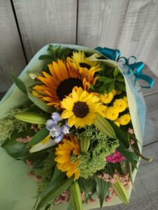 CM撮影後の御礼の花束