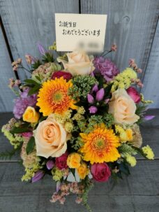 世田谷区弦巻にお届けした誕生日御祝いのアレンジメントフラワー