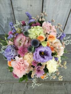 町田市にクール便でお届けした淡い色合いのフラワーアレンジメント