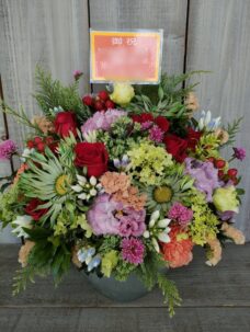 祐天寺駅前にオープンした沖縄料理店の開店御祝アレンジメントフラワー