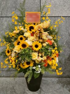 新宿区霞ヶ丘町にお届けした優勝御祝いのアレンジメント