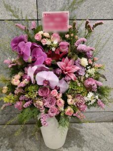 新宿区霞ヶ丘町にお届けした優勝御祝いのアレンジメントその2