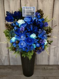 日産スタジアムのロックバンド公演にお届けした青いアレンジメント