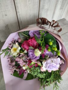 渋谷区のレストランにお預けした御祝の花束