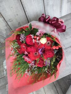 番組収録後にお渡しする誕生日の赤い花束