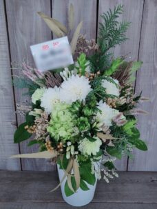 新宿T&T BUILDINGにお届けしたバー開店御祝いのアレンジメント