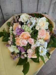 新宿区津久戸町にお届けした送別用の花束