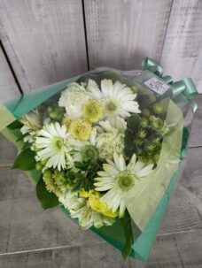 赤坂Bizタワーにお届けした送別の花束　緑色系