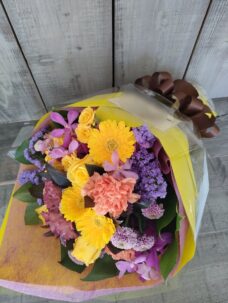 番組出演者の誕生日御祝いにお届けした明るいイメージの花束