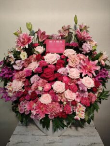 台東区上野の飲食店にお届けした2周年御祝いの豪華なアレンジメントフラワー