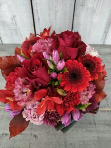 還暦御祝い誕生日プレゼントとしての赤いアレンジメントフラワーを千葉市にお届け