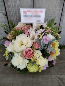 高円寺のギャラリーBBBkoenjiにお届けした個展開催御祝いのアレンジメントフラワー